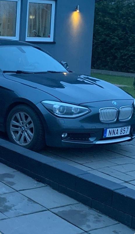 Grå Begagnad 2014 BMW 118 Urban Line Halvkombi | 110 000 kr (Marknadspris) - Bild 1/4