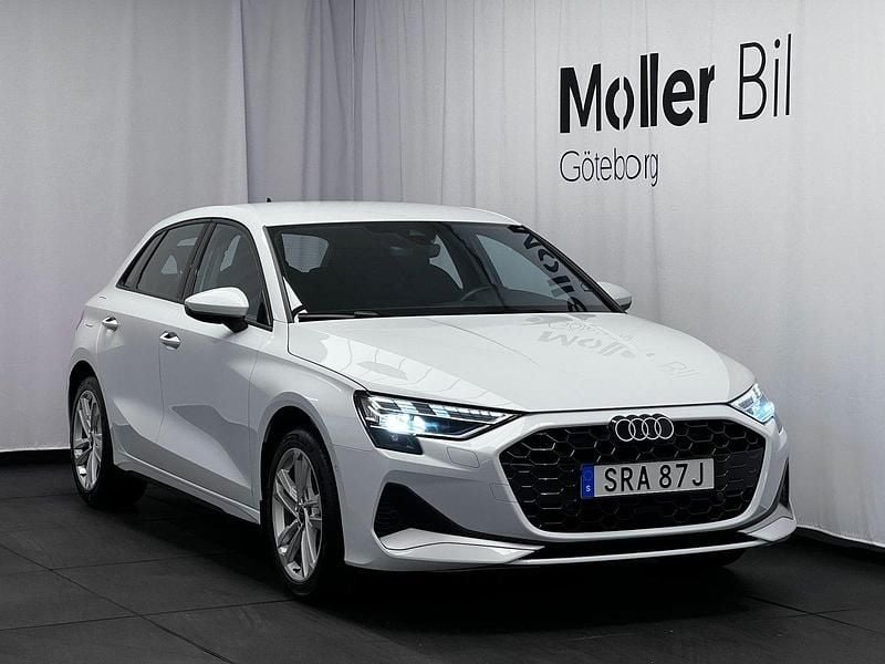 Vit Begagnad 2025 Audi A3 Sportback Proline Halvkombi | 314 900 kr (Lite dyr) - Bild 1/4