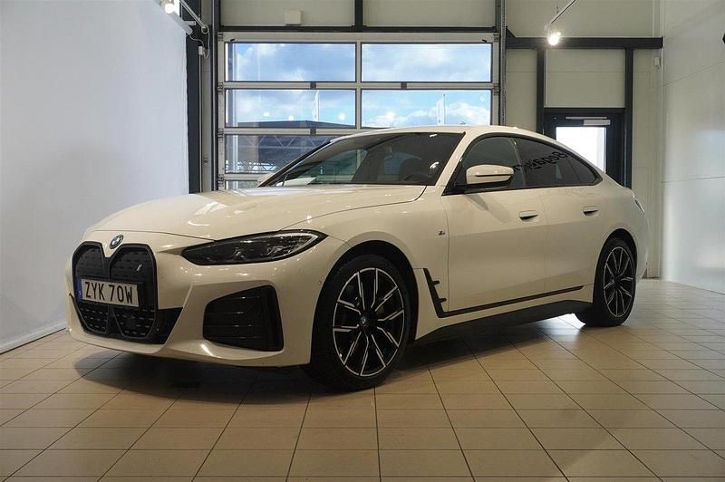 Vit Begagnad 2023 BMW i4 M Sport Sedan | 419 800 kr (Marknadspris) - Bild 1/4