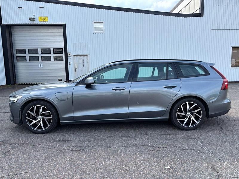 Vit (grå metallic) Begagnad 2020 Volvo V60 Kombi | 172 000 kr (Marknadspris) - Bild 1/4