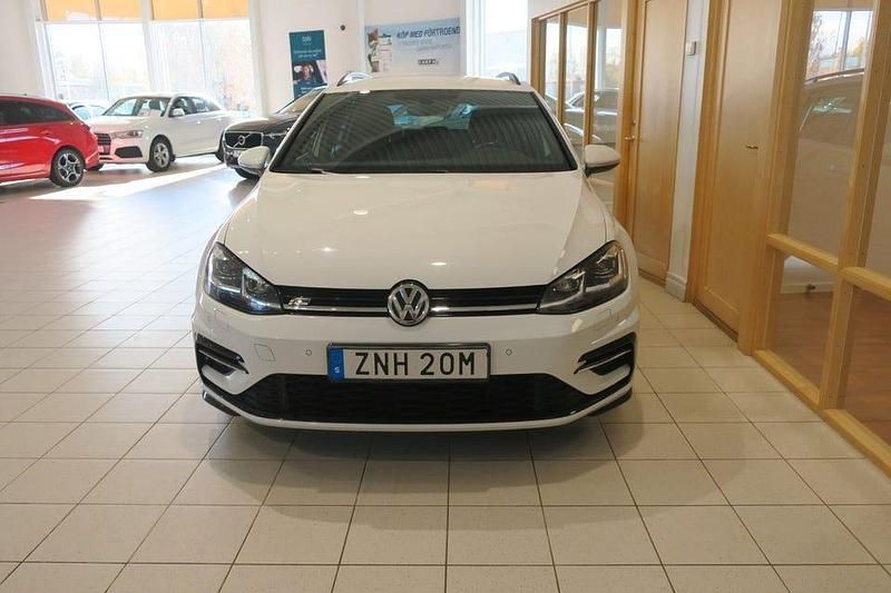 Begagnad VW Golf VII R-line 150 HK (110 kW) 2019 Vit Kombi
