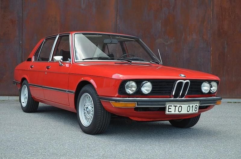 Röd Begagnad 1973 BMW 520 Sedan | 165 000 kr - Bild 1/4