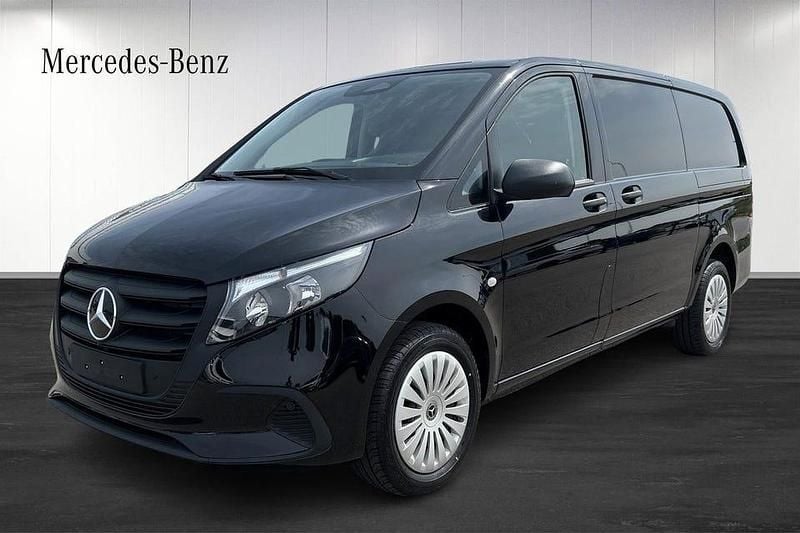 Svart (obsidiansvart metallic) Ny 2025 Mercedes Vito Van | 579 800 kr (Marknadspris) - Bild 1/4