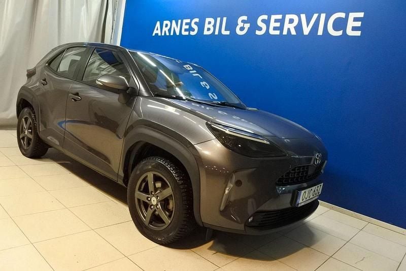 Mörkgrå (grå) Begagnad 2022 Toyota Yaris Hybrid Active SUV | 244 900 kr (Dyr) - Bild 1/4