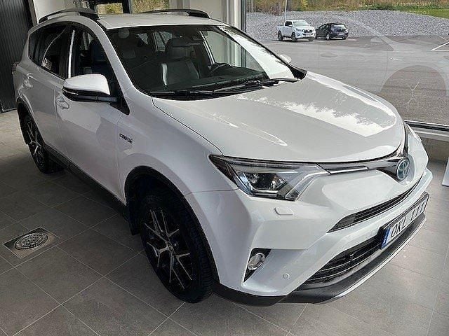 Vit Begagnad 2016 Toyota RAV4 Hybrid Active SUV | 224 500 kr (Dyr) - Bild 1/4