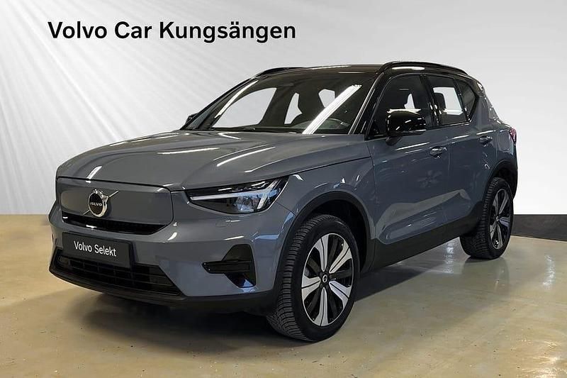 Grå Begagnad 2022 Volvo XC40 Core SUV | 329 900 kr (Marknadspris) - Bild 1/4