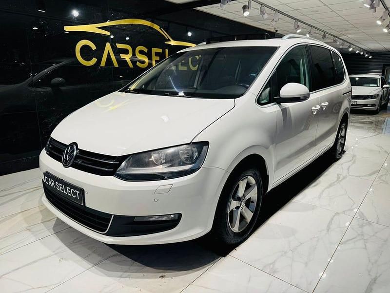 Vit Begagnad 2014 VW Sharan Minibuss | 99 900 kr (Marknadspris) - Bild 1/4