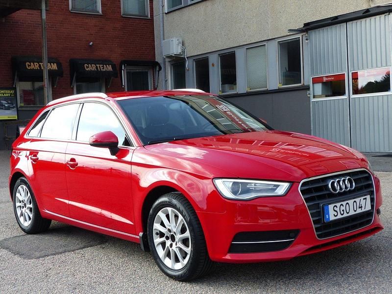 Röd Begagnad 2015 Audi A3 Sportback Attraction Halvkombi | 109 800 kr (Marknadspris) - Bild 1/4