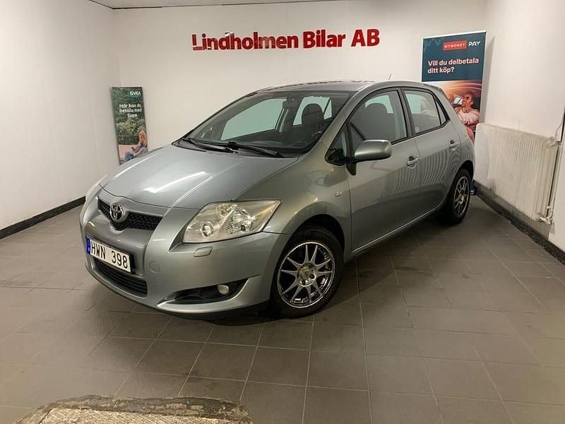 Begagnad Toyota Auris 124 HK (91 kW) 2008 Grå Halvkombi
