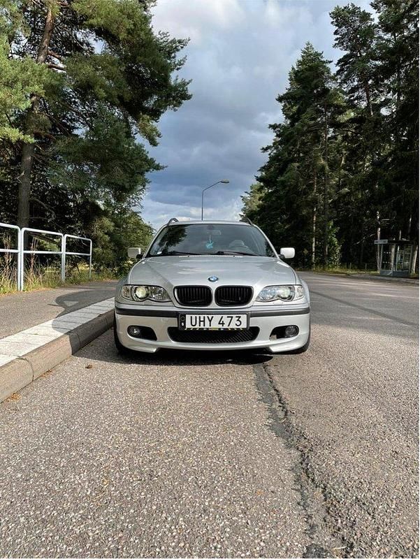 Grå Begagnad 2004 BMW 330 M Sport Kombi | 30 000 kr (Superpris) - Bild 1/4