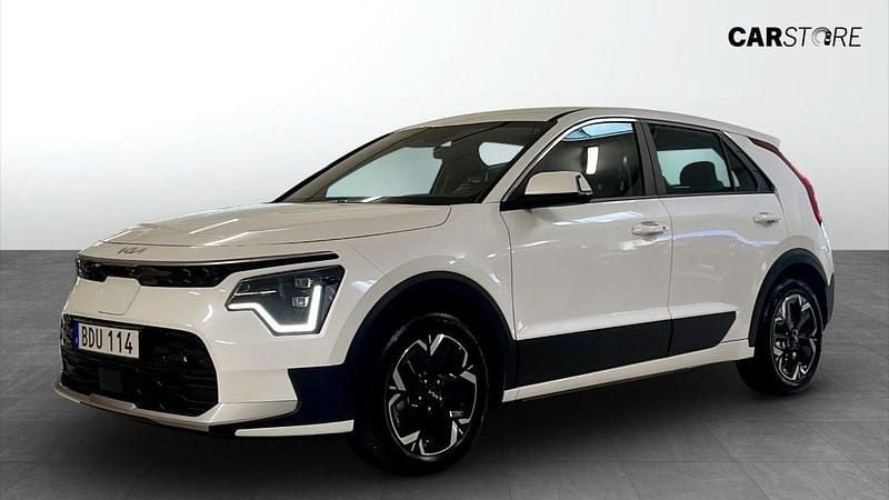 Vit (white) Begagnad 2024 Kia e-Niro 2 SUV | 349 900 kr (Lite dyr) - Bild 1/4