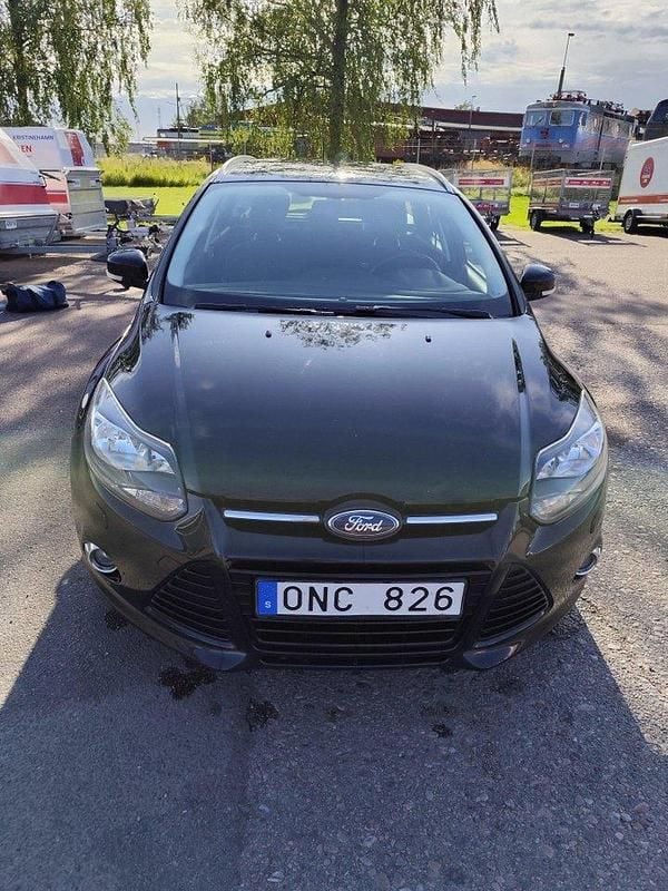 Svart Begagnad 2012 Ford Focus Titanium Kombi | 65 000 kr (Marknadspris) - Bild 1/4