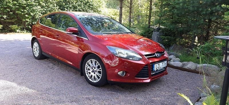 Röd Begagnad 2012 Ford Focus Titanium Halvkombi | 89 000 kr (Lite dyr) - Bild 1/4