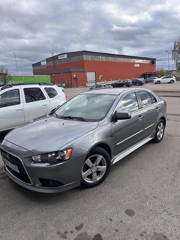 Grå Begagnad 2012 Mitsubishi Lancer Halvkombi | 117 000 kr - Bild 1/4