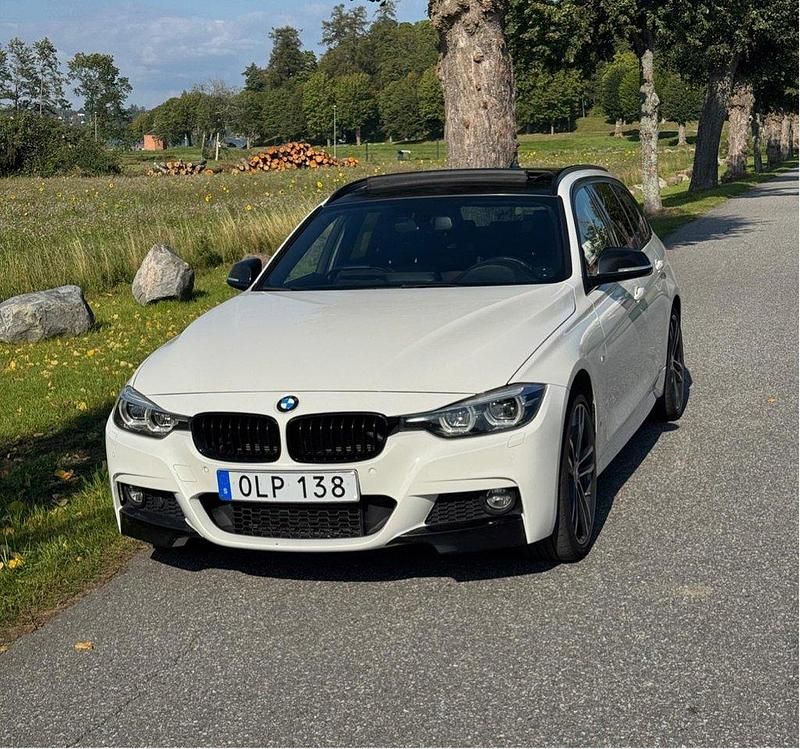 Vit Begagnad 2018 BMW 320 M Sport Kombi | 279 500 kr (Dyr) - Bild 1/4