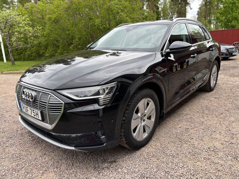Svart Begagnad 2022 Audi e-tron SUV | 449 000 kr - Bild 1/4