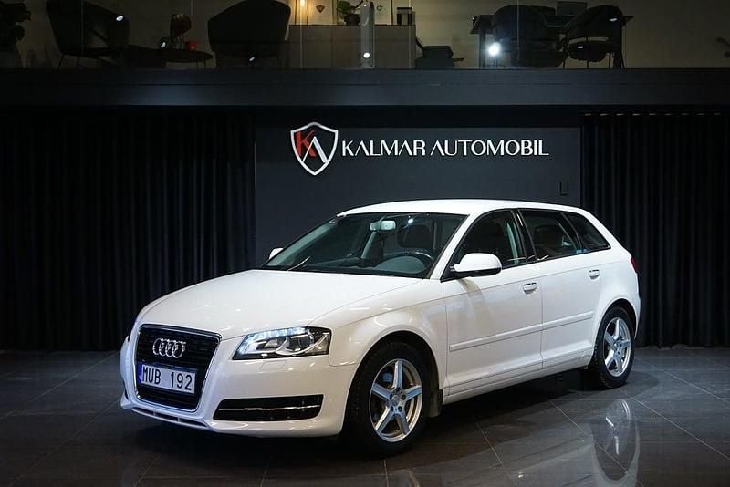 Vit Begagnad 2012 Audi A3 Sportback Attraction Halvkombi | 74 900 kr (Bra pris) - Bild 1/4