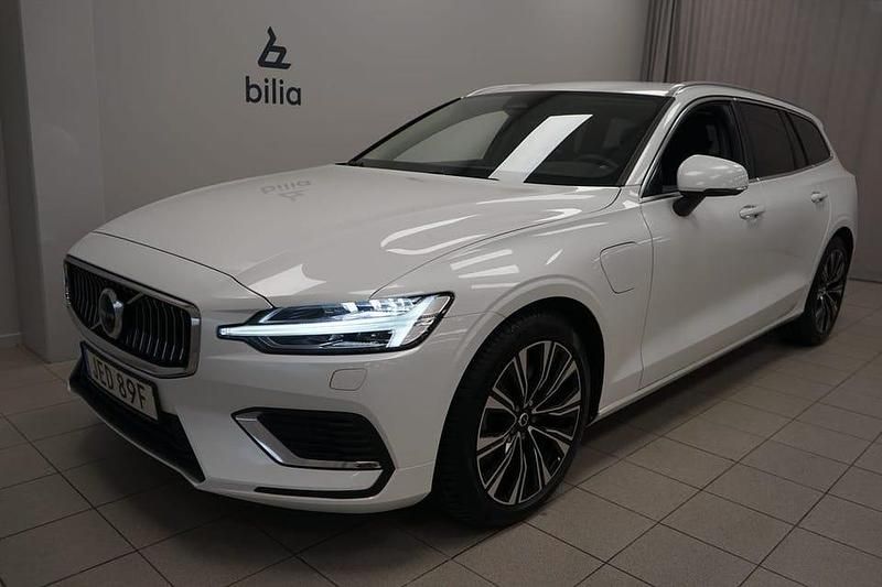 Vit Begagnad 2023 Volvo V60 Core Kombi | 389 900 kr (Bra pris) - Bild 1/3
