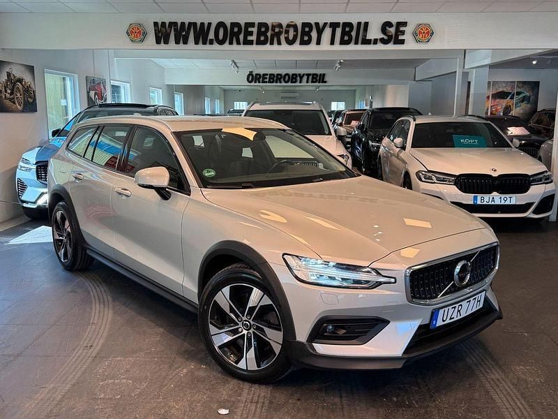 Vit Begagnad 2021 Volvo V60 CC Momentum Kombi | 279 900 kr (Marknadspris) - Bild 1/4