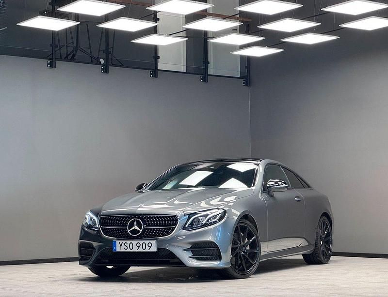Grå Begagnad 2017 Mercedes E220 AMG line Sportkupé | 369 900 kr (Marknadspris) - Bild 1/3