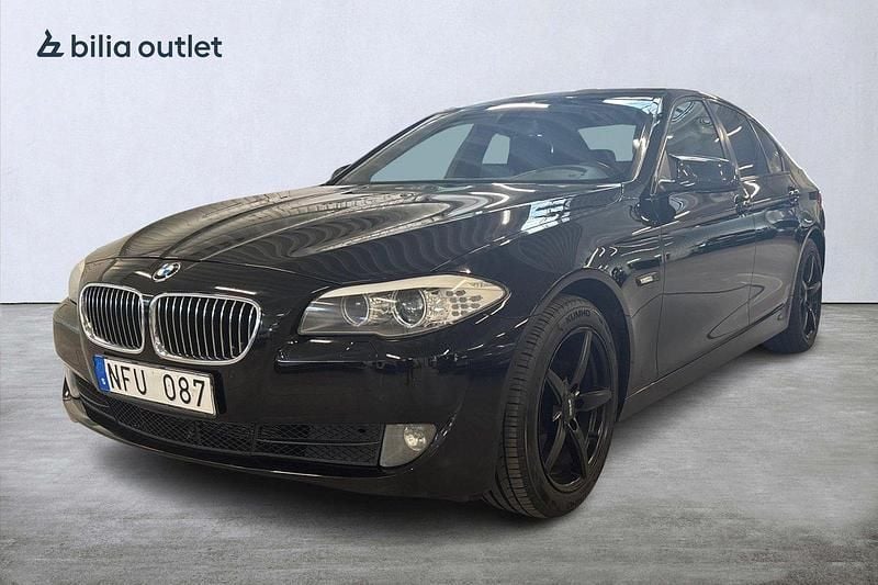 Svart Begagnad 2012 BMW 520 Sedan | 94 900 kr (Marknadspris) - Bild 1/3