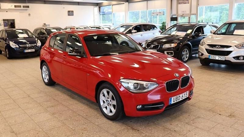 Röd Begagnad 2013 BMW 120 Sport Line Halvkombi | 79 900 kr (Bra pris) - Bild 1/4