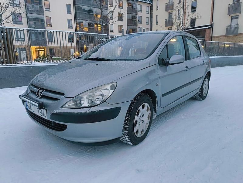 Grå metallic Begagnad 2004 Peugeot 307 Halvkombi | 19 500 kr (Marknadspris) - Bild 1/4