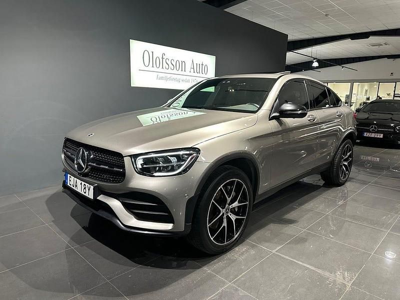 Begagnad Mercedes GLC300 AMG line Plus 320 HK (235 kW) 2023 Mojavesilver met Sportkupé