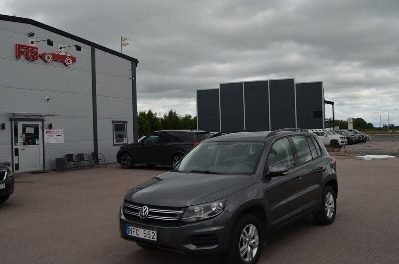 Mörkgrå (grå) Begagnad 2013 VW Tiguan SUV | 99 000 kr (Marknadspris) - Bild 1/4