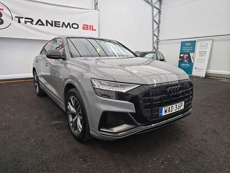Grå Begagnad 2023 Audi Q8 Competition SUV | 649 000 kr (Superpris) - Bild 1/4