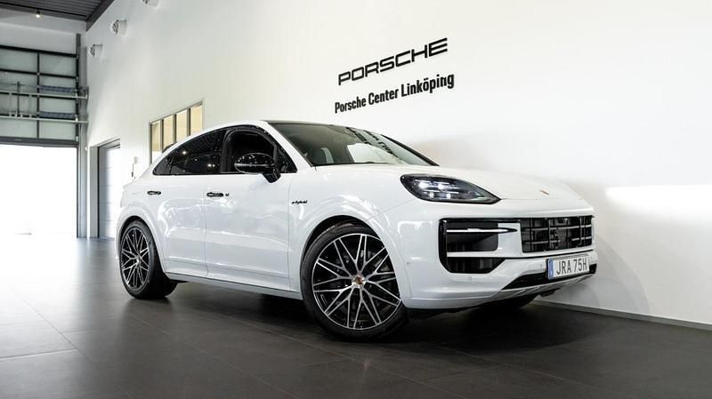 Vit Begagnad 2025 Porsche Cayenne SUV | 1 365 000 kr (Marknadspris) - Bild 1/4