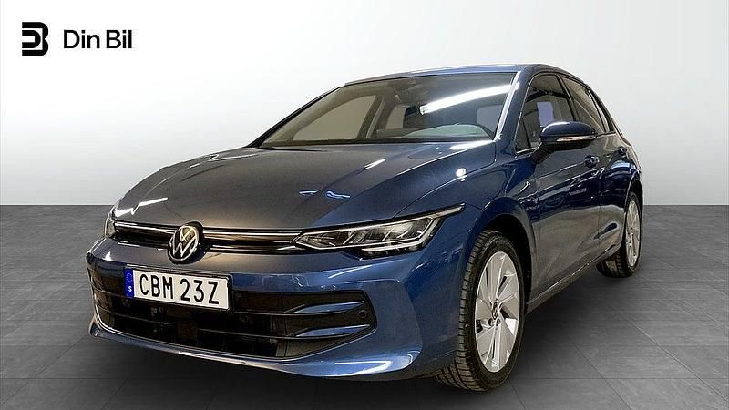 Anemone blue metallic Begagnad 2024 VW Golf VIII Life Halvkombi | 309 900 kr (Marknadspris) - Bild 1/4