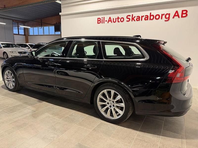 Begagnad Volvo V90 Momentum 197 HK (144 kW) 2022 Svart Kombi