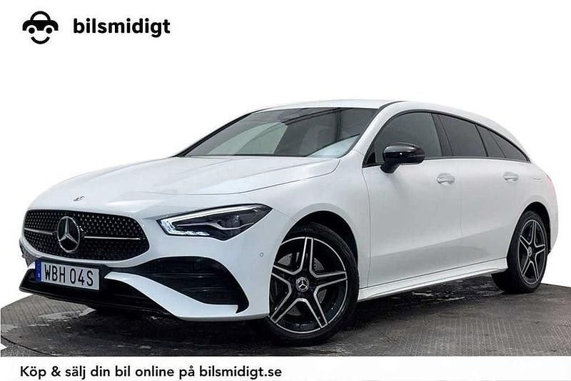 Vit Begagnad 2025 Mercedes CLA250 AMG Sedan | 374 900 kr (Superpris) - Bild 1/3