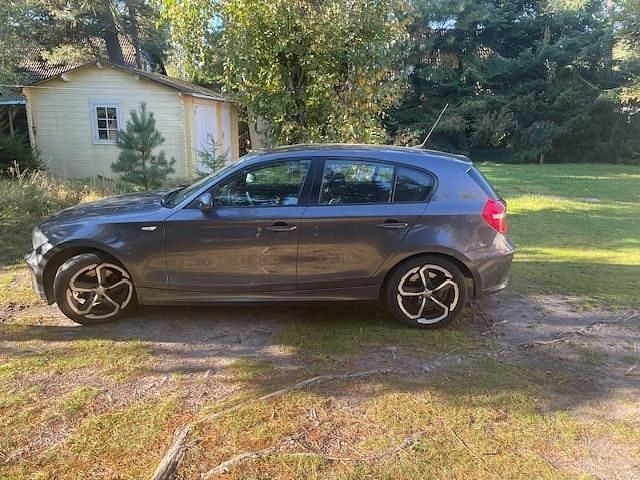 Grå Begagnad 2007 BMW 118 Advantage Halvkombi | 32 600 kr (Bra pris) - Bild 1/4