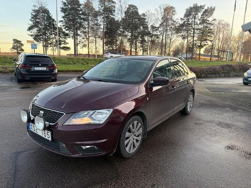 Röd Begagnad 2013 Seat Toledo Halvkombi | 55 000 kr - Bild 1/4