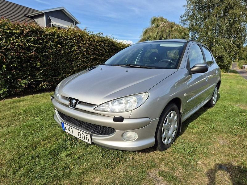Grå Begagnad 2007 Peugeot 206 Halvkombi | 25 000 kr (Marknadspris) - Bild 1/4