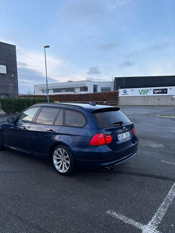 Begagnad BMW 318 143 HK (105 kW) 2011 Kombi