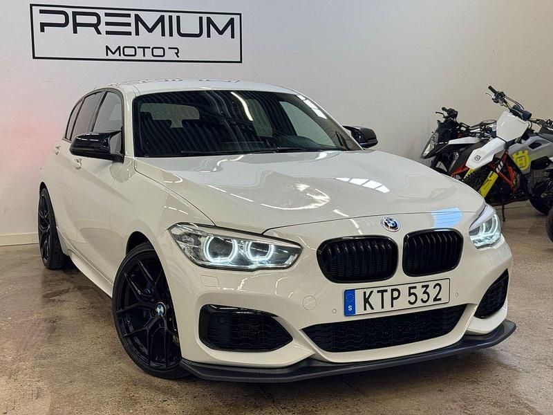 Vit Begagnad 2015 BMW M135 Halvkombi | 299 900 kr (Marknadspris) - Bild 1/4
