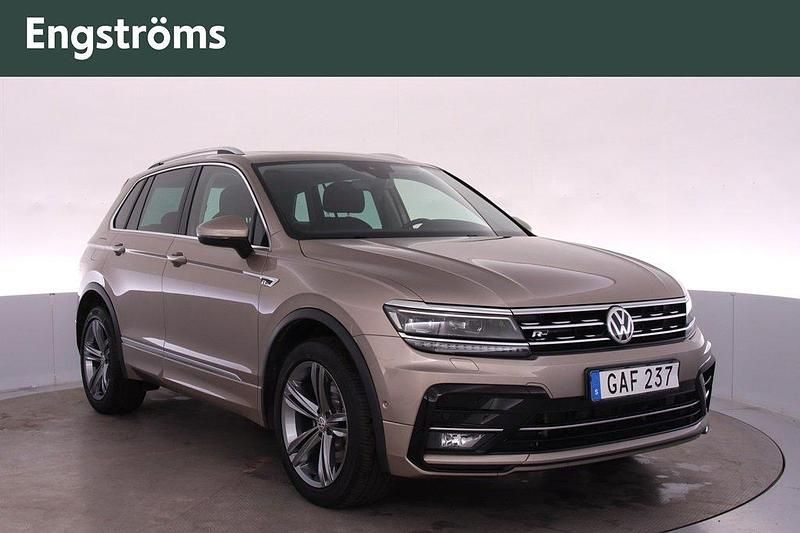 Ljusbrun Begagnad 2018 VW Tiguan R-line SUV | 269 000 kr (Marknadspris) - Bild 1/4