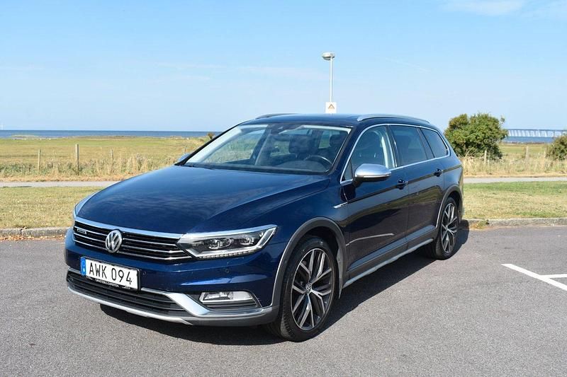 Mörkblå Begagnad 2018 VW Passat Alltrack GTS Kombi | 259 500 kr (Lite dyr) - Bild 1/4