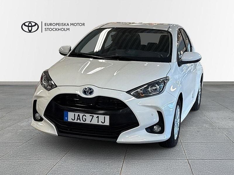 Vit Begagnad 2022 Toyota Yaris Hybrid Active Halvkombi | 204 900 kr (Marknadspris) - Bild 1/3