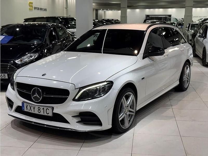 Vit Begagnad 2021 Mercedes C300 AMG Kombi | 289 900 kr (Marknadspris) - Bild 1/4