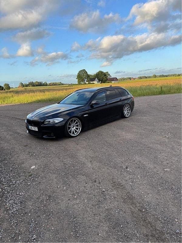Svart Begagnad 2012 BMW 520 M Sport Kombi | 115 000 kr (Bra pris) - Bild 1/4