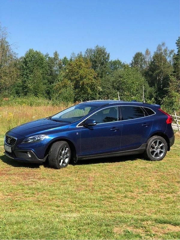 Grön Begagnad 2016 Volvo V40 CC Momentum Kombi | 125 000 kr (Lite dyr) - Bild 1/4