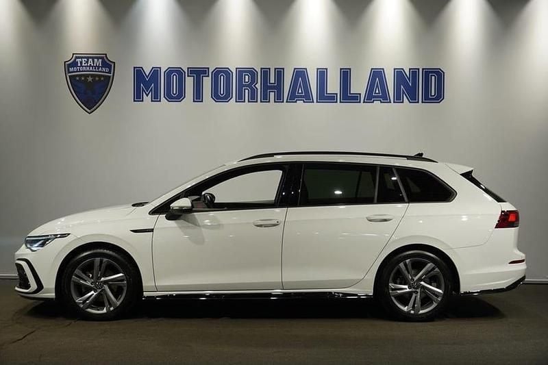 Vit Begagnad 2023 VW Golf VIII R-line Kombi | 269 900 kr (Marknadspris) - Bild 1/4