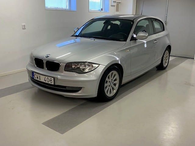 Begagnad 2010 BMW 118 Halvkombi | 49 000 kr (Marknadspris) - Bild 1/4