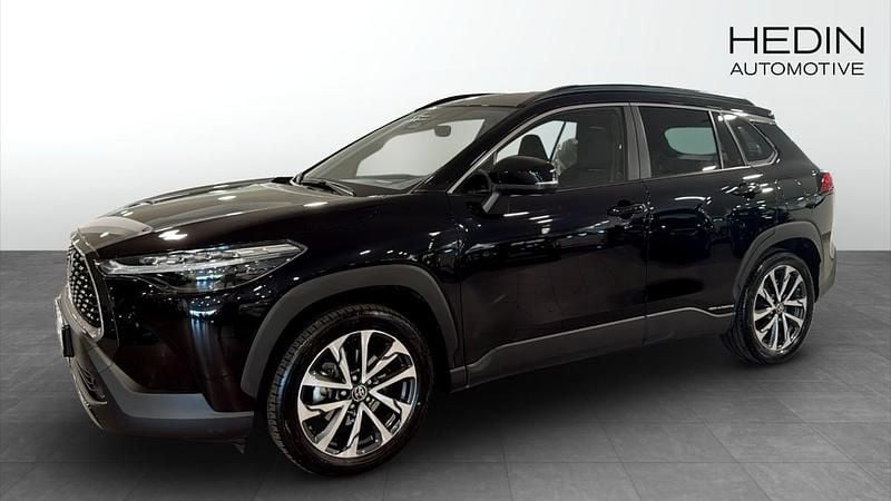 Svart (black) Begagnad 2022 Toyota Corolla SUV | 379 900 kr - Bild 1/4