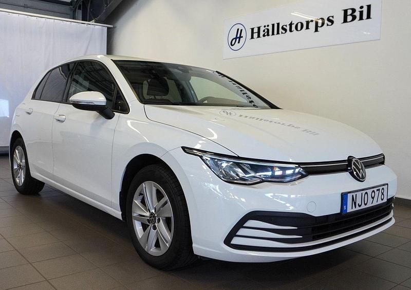 Vit Begagnad 2022 VW Golf VIII Halvkombi | 249 900 kr (Marknadspris) - Bild 1/4