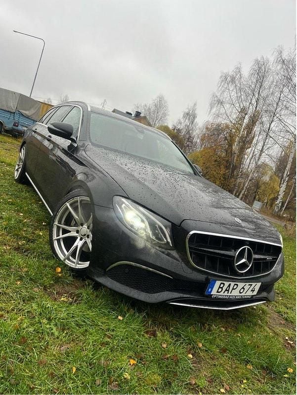 Svart Begagnad 2017 Mercedes E220 Avantgarde Kombi | 143 000 kr - Bild 1/4